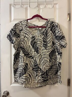 Black & Cream Leaf-Print Short Sleeve blouse by
